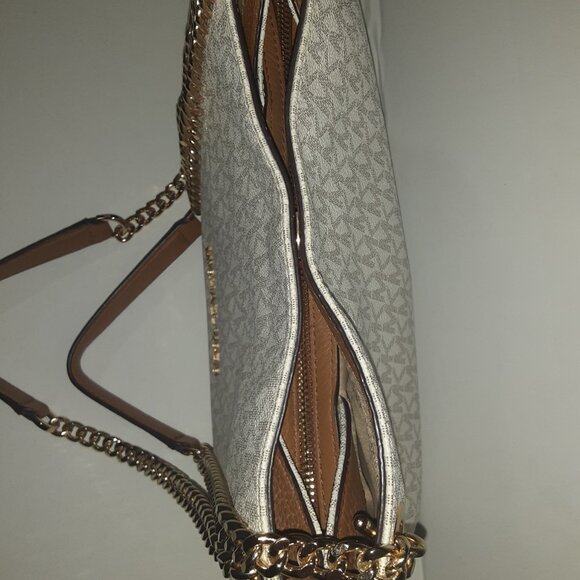 Medium Logo Chain Shoulder Bag - Picture 4 of 7